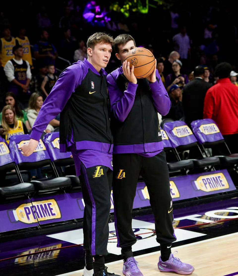 包含洛杉矶湖人训练开放日，转会期远射贴柱引观众欢呼，NBA总决赛在即，年轻球员获得机会的词条